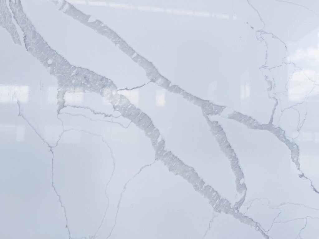 mx6310_meritara_super_jumbo_calacatta_quartz_slab_cambodia_quartz_factory