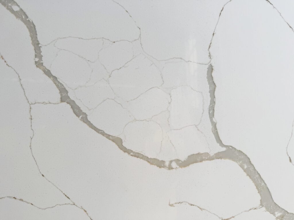 mx6311_meritara_super_jumbo_calacatta_quartz_slab_cambodia_quartz_factory