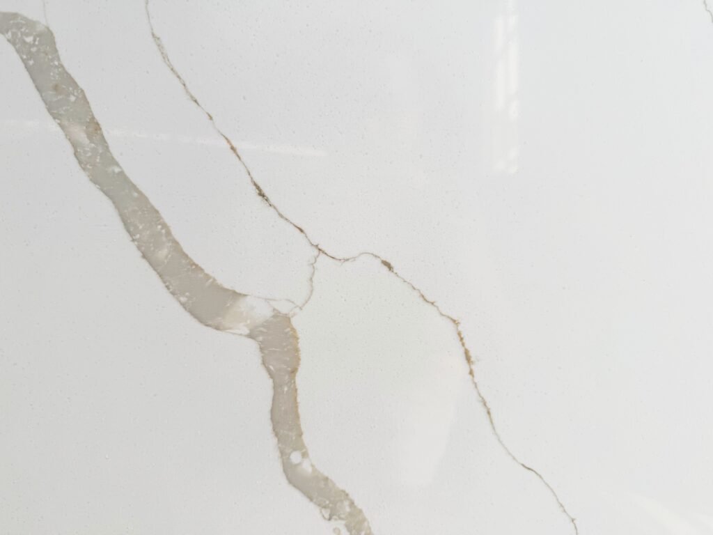 mx6311_meritara_super_jumbo_calacatta_quartz_slab_cambodia_quartz_factory
