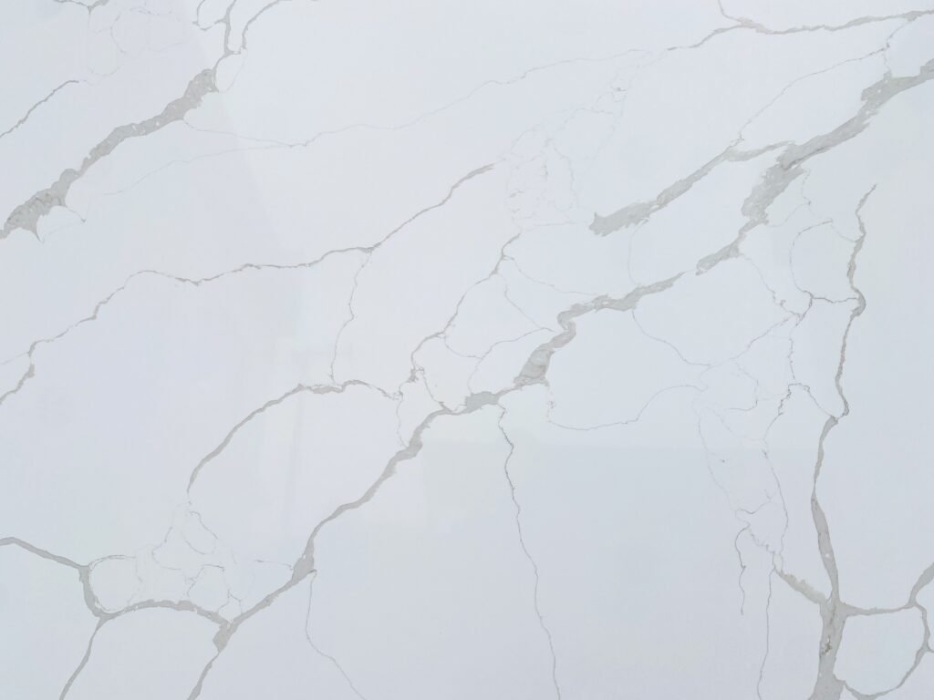 mx6312_meritara_super_jumbo_calacatta_quartz_slab_cambodia_quartz_factory